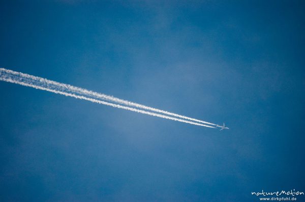 Passagierflugzeug im Flug, mit Kondensstreifen, Göttingen, Deutschland