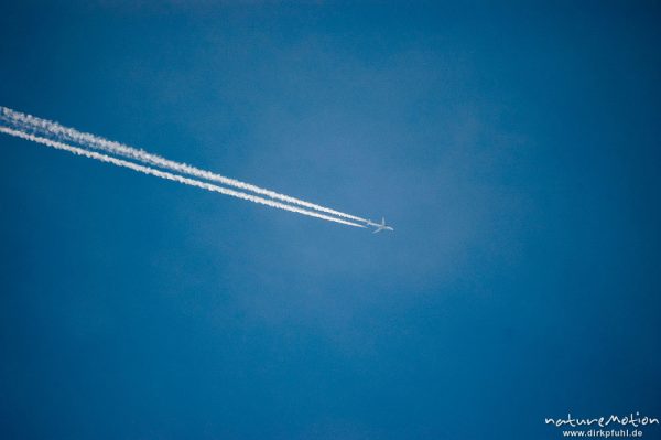 Passagierflugzeug im Flug, mit Kondensstreifen, Göttingen, Deutschland