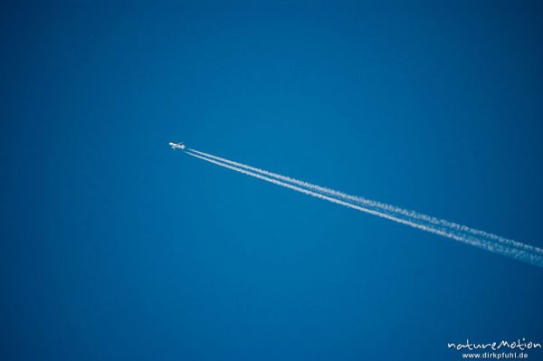 Passagierflugzeug im Flug, mit Kondensstreifen, Göttingen, Deutschland