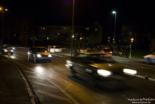 vorbeifahrende Autos, nachts, Scheinwerfer, verwischt, Göttingen, Deutschland