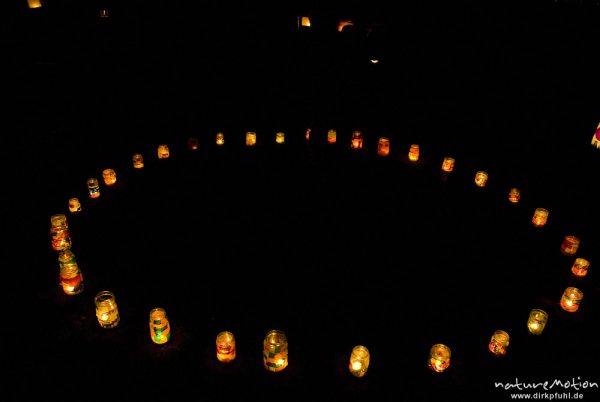 Lichterkreis aus Laternen, Laternenfest Lohbergschule, Göttingen, Deutschland