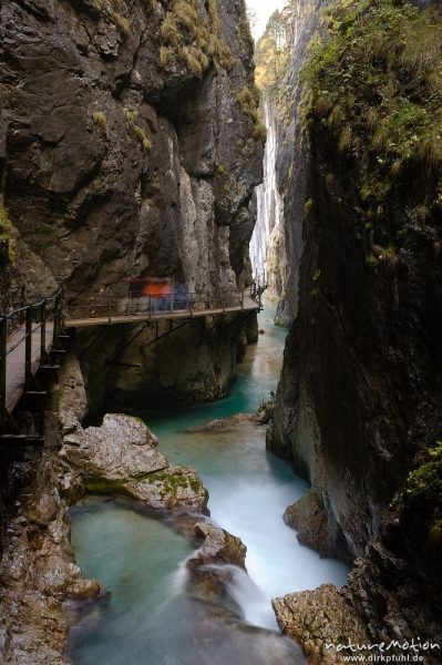 Klamm, Schlucht mit scheumendem Bergbach, Leutaschklamm, Mittenwald Oberbayern, Deutschland