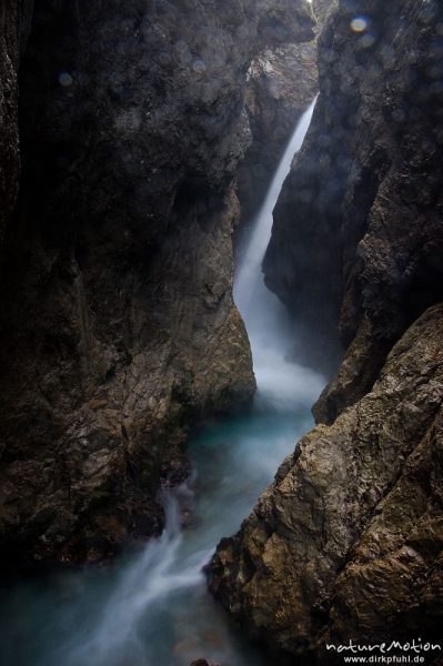 Klamm, Schlucht mit scheumendem Bergbach, Leutaschklamm, Mittenwald Oberbayern, Deutschland