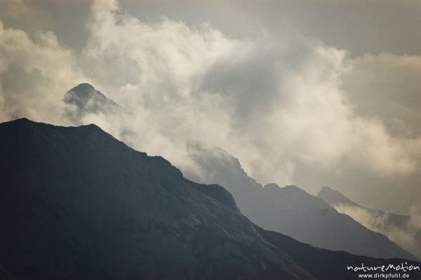 Höhenzüge des Wettersteingebirges in Wolken, Blick vom Wank, Garmisch-Partenkirchen, Deutschland