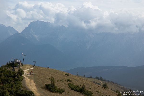 Höhenzüge des Wettersteingebirges in Wolken, Blick vom Wank, Liftstation, Garmisch-Partenkirchen, Deutschland