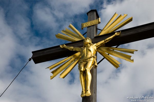 Gipfelkreuz mit vergoldeter Christus-Statue, Wank, Garmisch-Partenkirchen, Deutschland