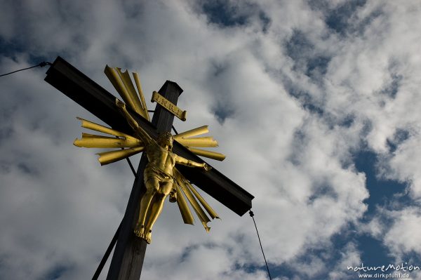 Gipfelkreuz mit vergoldeter Christus-Statue, Wank, Garmisch-Partenkirchen, Deutschland