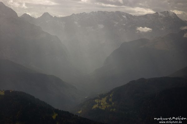 Wolkenzug und Lichtstrahlen, Zugspitze in Wolken, Blick vom Wank, Garmisch-Partenkirchen, Deutschland