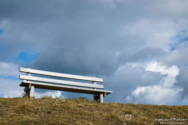 hölzerne Bank, wolkiger Himmel, Wank, Garmisch-Partenkirchen, Deutschland