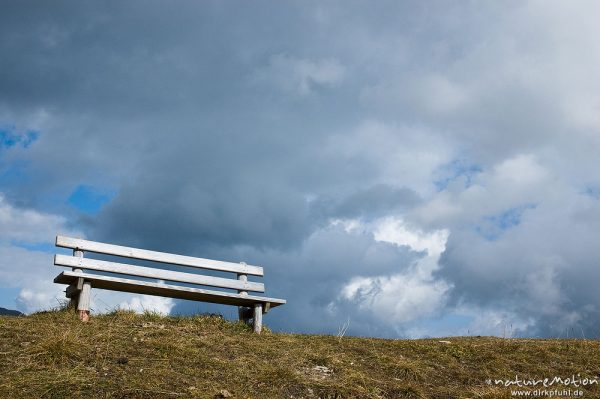 hölzerne Bank, wolkiger Himmel, Wank, Garmisch-Partenkirchen, Deutschland