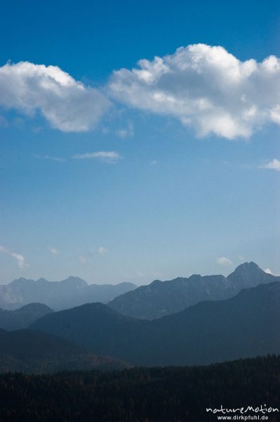 Höhenzüge des Wettersteingebirges im Abenddunst, Abstieg vom Wank, Garmisch-Partenkirchen, Deutschland