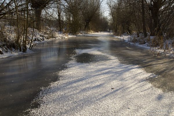 zugefrorener Fluss, Leinekanal mit geschlossener Eisdecke, Walkemühle, Brauweg, Göttingen, Deutschland