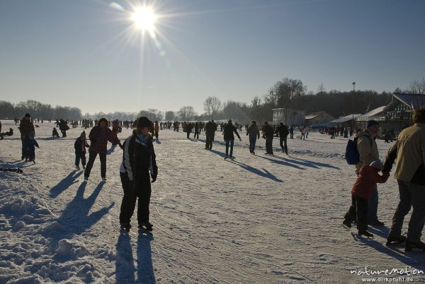 Schlittschuhläufer auf dem Göttinger Kiessee, Eis freigegeben, Göttingen, Deutschland