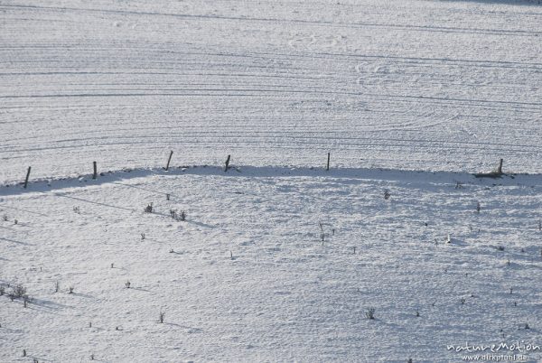 Zaun an schneebedecktem Hang, Gartetal, Deutschland