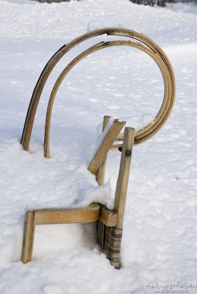 zerbrochener Holzschlitten im Schnee, Königskrug, Harz, Deutschland