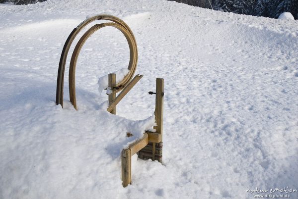 zerbrochener Holzschlitten im Schnee, Königskrug, Harz, Deutschland