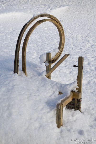 zerbrochener Holzschlitten im Schnee, Königskrug, Harz, Deutschland