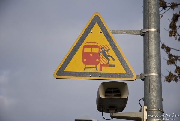 Vorsicht Bahnsteigkante, Schild am Bahnsteig, Bahnhof Friedland, Friedland, Deutschland