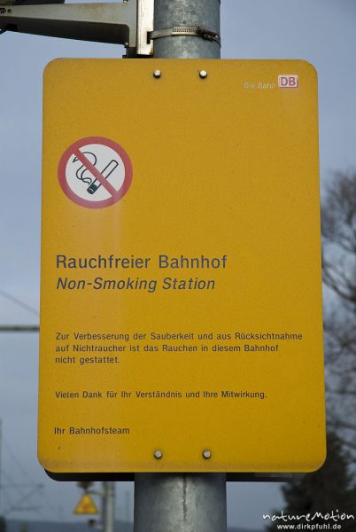 Rauchfreier Bahnhof, Schild am Bahnsteig, Bahnhof Friedland, Friedland, Deutschland