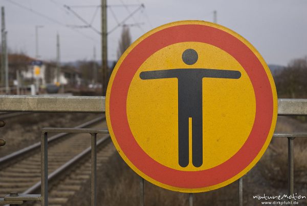 Halteschild, Bahnsteig Ende, Schild am Bahnsteig, Bahnhof Friedland, Friedland, Deutschland