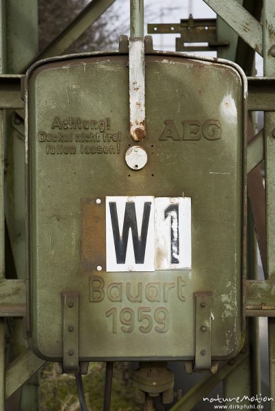 Schaltkasten am Mast einer Oberleitung, Bahnhof Friedland, Friedland, Deutschland