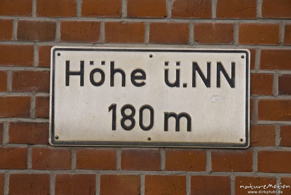 Höhe ü.NN 180 m, Schild an Backsteinfassade, Bahnhof Friedland, Friedland, Deutschland