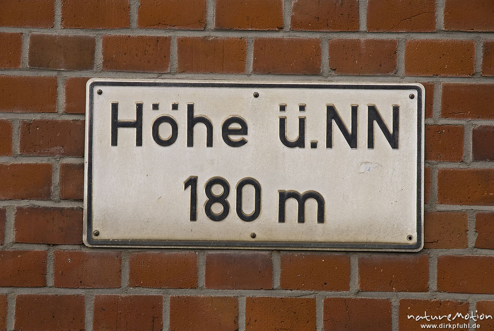 Höhe ü.NN 180 m, Schild an Backsteinfassade, Bahnhof Friedland