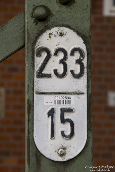 233 - 15, Objektkennzeichen am Mast einer Oberleitung, Bahnhof Friedland, Friedland, Deutschland