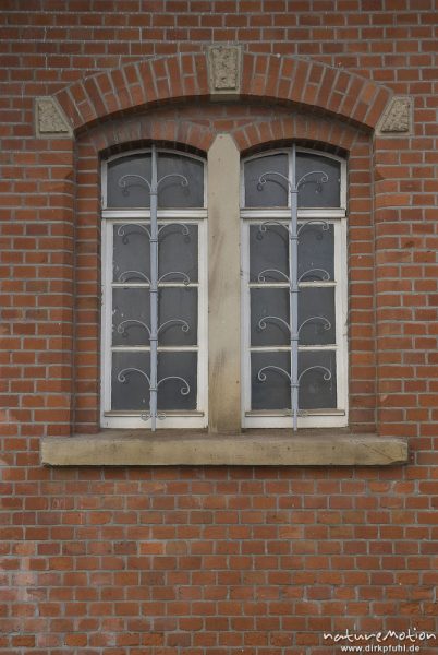 Fenster mit unterteilten Scheiben und schmiedeeisernen Schutzgittern, Bahnhof Friedland, Friedland, Deutschland