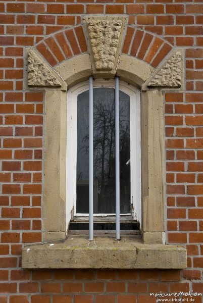 Fenster mit Eisenstangen, Bahnhof Friedland, Friedland, Deutschland
