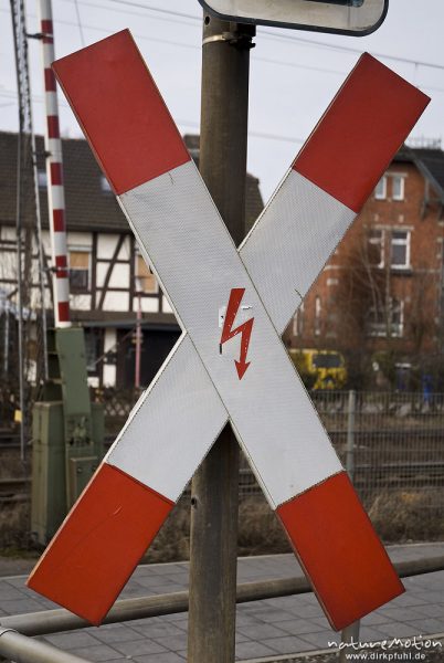 Andreaskreuz mit Hochspannungssymbol, Bahnübergang Friedland, Friedland, Deutschland