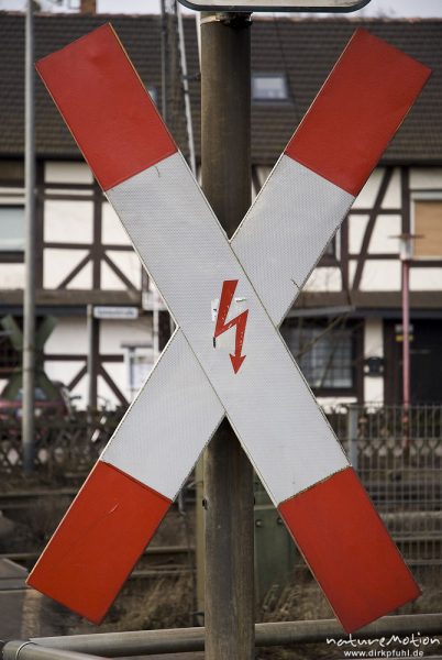 Andreaskreuz mit Hochspannungssymbol, Bahnübergang Friedland, Friedland, Deutschland