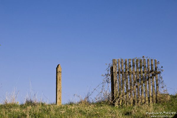 Zaun, Zaunrest und Zaunpfahl vor blauem Himmel, Wendershausen bei Witzenhausen, Deutschland