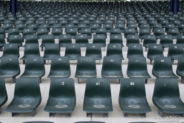 Stuhlreihen, Stadiontribüne, Jahnstadion, Göttingen, Deutschland