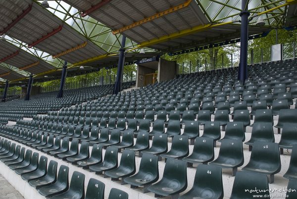 Stuhlreihen, Ausgang, Stadiontribüne, Jahnstadion, Göttingen, Deutschland