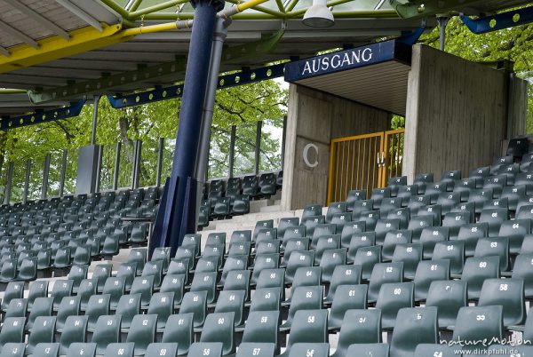 Stuhlreihen, Ausgang, Stadiontribüne, Jahnstadion, Göttingen, Deutschland