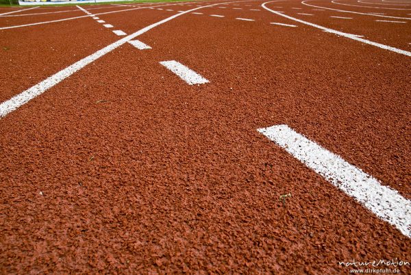 weiße Markierungen der Laufbahn, Stadionkurve, Leichtathletik, Jahnstadion, Göttingen, Deutschland