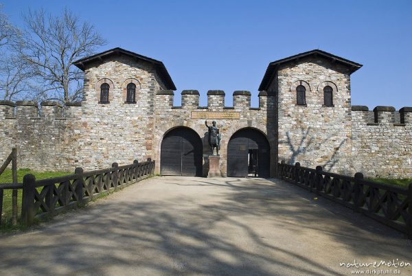 Burgtor mit Türmen, Kaiserstatue, Saalburg, Römerkastell, Bad Homburg, Deutschland