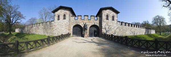 Burgtor mit Türmen, Kaiserstatue, Wall mit Doppelgraben, Saalburg, Römerkastell, Bad Homburg, Deutschland