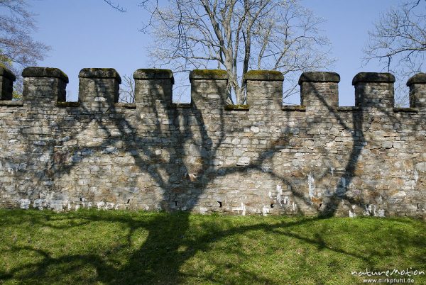 Schatten auf Mauer, Zinnen, Kastell Saalburg, Bad Homburg, Deutschland