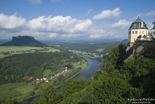 Tal der Elbe mit Lilienstein, Blick auf Königstein und Teil der Festung Königstein, Königstein, Deutschland