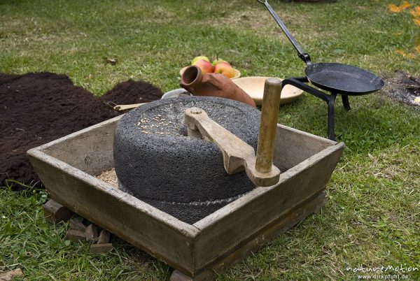 Nachbau eines römischen Feldlagers mit Feuer, zelt, Getreidemühle und Werkzeugen, Hedemünden, Deutschland