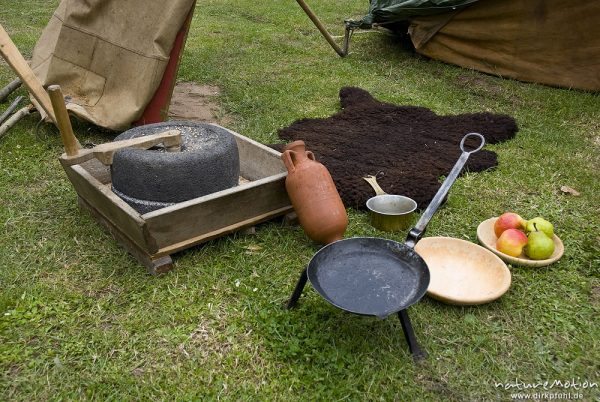 Nachbau eines römischen Feldlagers mit Feuer, zelt, Getreidemühle und Werkzeugen, Hedemünden, Deutschland