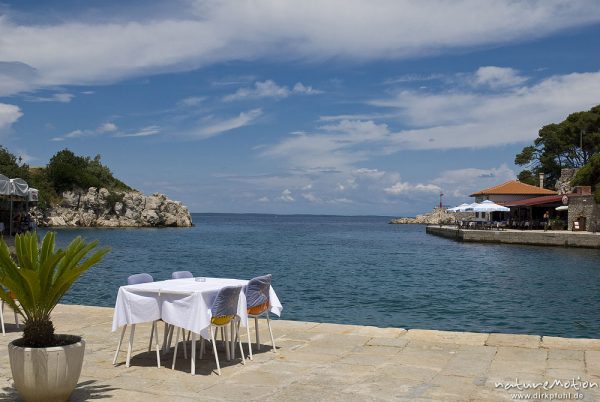 gedeckter Tisch an der Kaimauer, Restaurant, Meerblick, Hafen, Veli Losinje, Kroatien