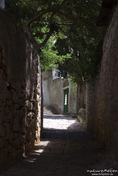 Gasse mit hohen Steinmauern, Tor, Lichtspiel, Veli Losinje, Kroatien