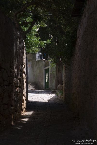 Gasse mit hohen Steinmauern, Tor, Lichtspiel, Veli Losinje, Kroatien