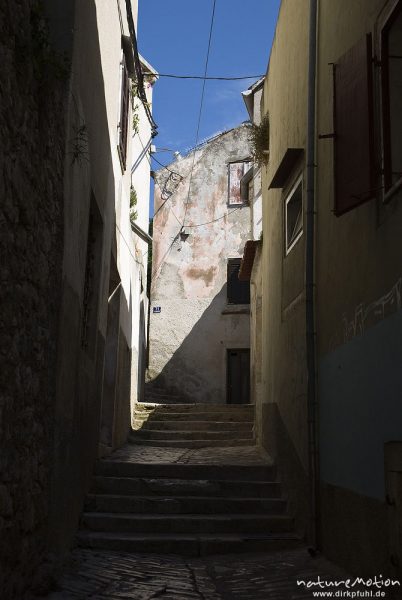 Gasse mit hohen Steinmauern, Tor, Lichtspiel, Veli Losinje, Kroatien