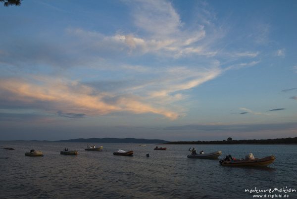 Bucht am Campingplatz Baldarin, Schlauchboote, Sonnenuntergang, Cres, Kroatien