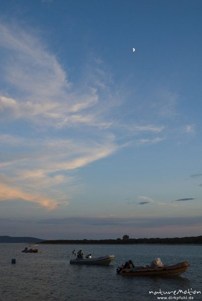 Bucht am Campingplatz Baldarin, Schlauchboote, Sonnenuntergang, Cres, Kroatien