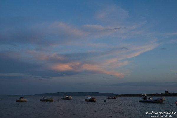Bucht am Campingplatz Baldarin, Schlauchboote, Sonnenuntergang, Cres, Kroatien